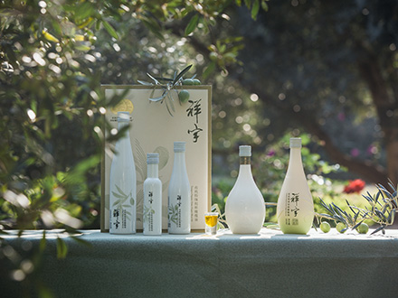 祥宇特級(jí)初榨橄欖油，純手工采摘、精選優(yōu)質(zhì)油橄欖鮮果，用意大利貝亞雷斯全自動(dòng)設(shè)備物理冷榨工藝，在鮮果采摘后8小時(shí)內(nèi)限時(shí)鮮榨而成。